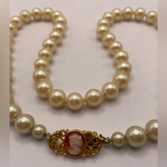 Vintage Strand of Glass Pearls Knotted with Gold Tone Cameo Clasp Unique - Picture 6 of 9